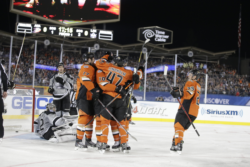 Illustration for article titled Outdoor Hockey In Los Angeles Made For Some Awesome Photos